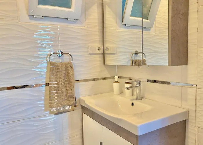 Villa Big With Pool In *