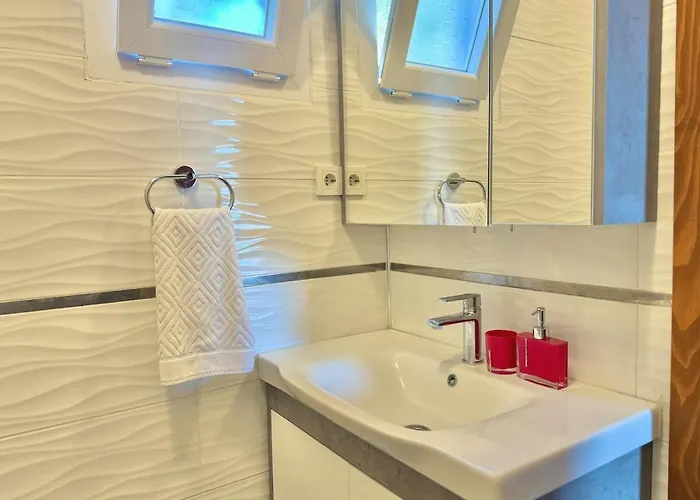 Villa Big With Pool In *